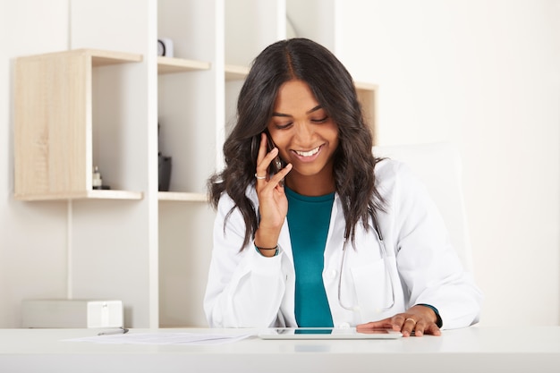 Joven, doctor, trabajando, en, oficina