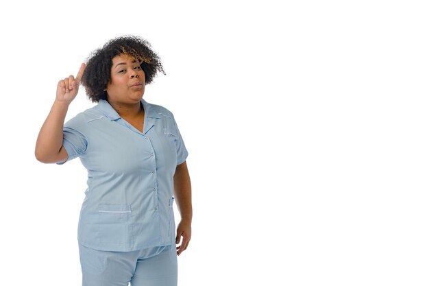 Joven doctora afro latina con el dedo arriba tiene una idea de fondo blanco con espacio de copia