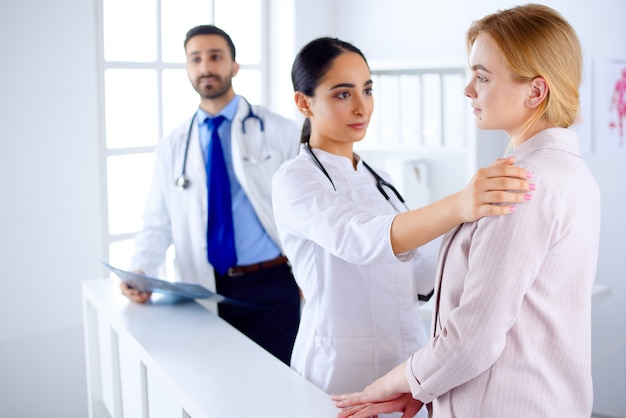 Joven doctora árabe explica el diagnóstico a un paciente en un hospital