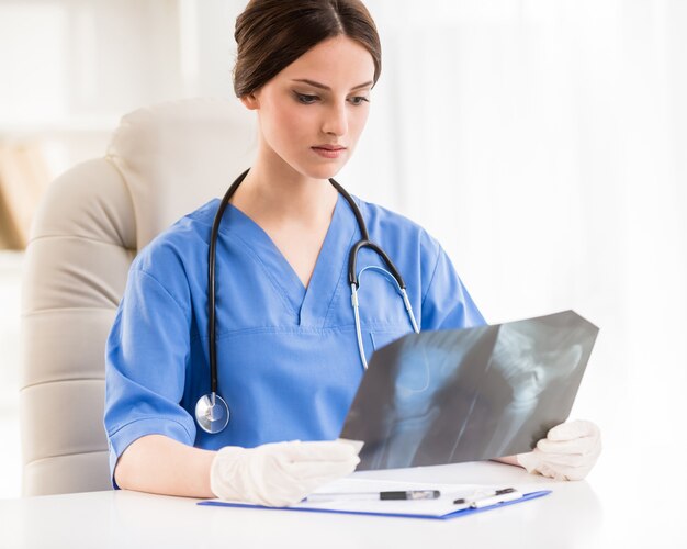 Joven doctora atractiva en guantes de goma.