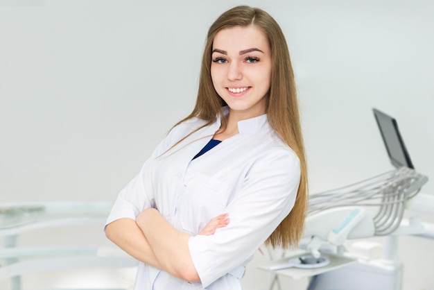 Joven doctora en el consultorio dental