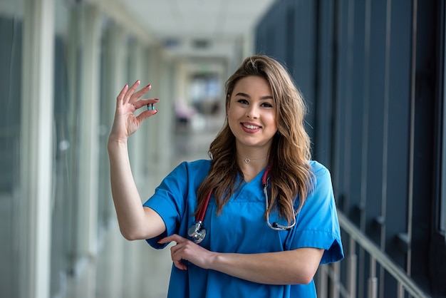 Joven doctora en un equipo médico tiene píldoras verdes Healthcare