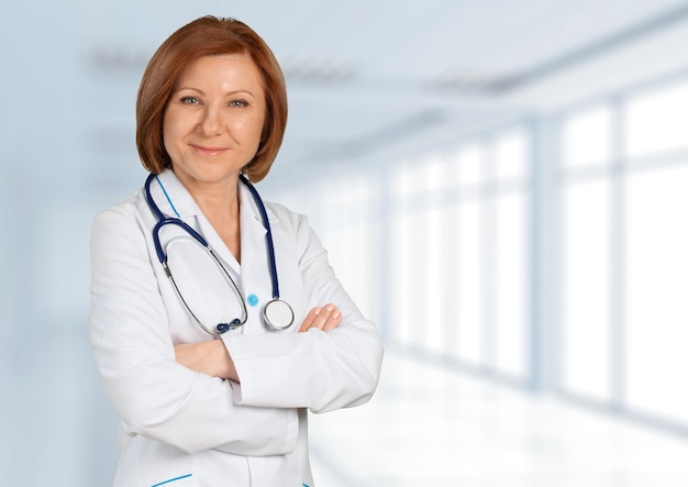 Joven doctora con estetoscopio en el fondo