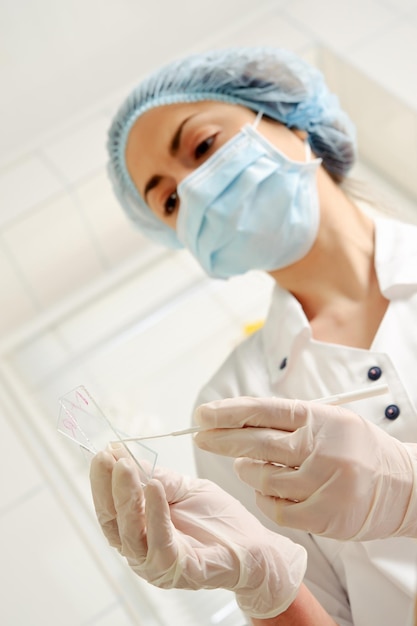 Joven doctora en el hospital.