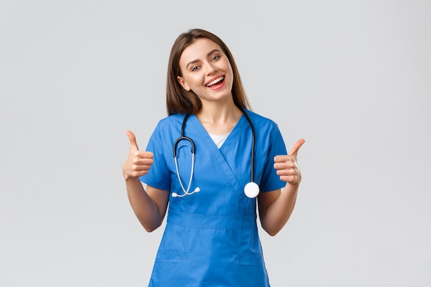 Joven doctora en uniforme azul