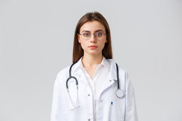 Joven doctora en uniforme blanco