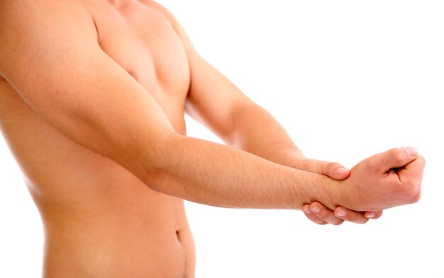 Foto joven con dolor de mano aislado en blanco