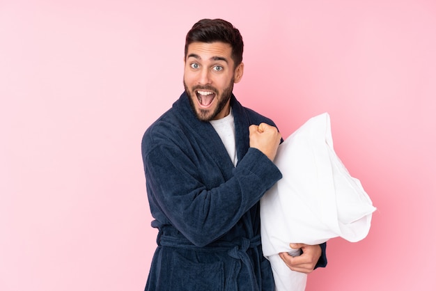 Joven va a dormir en rosa celebrando una victoria