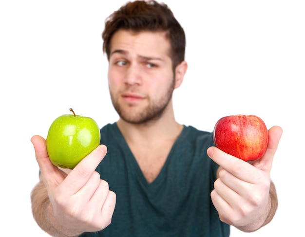 Joven con dos manzanas