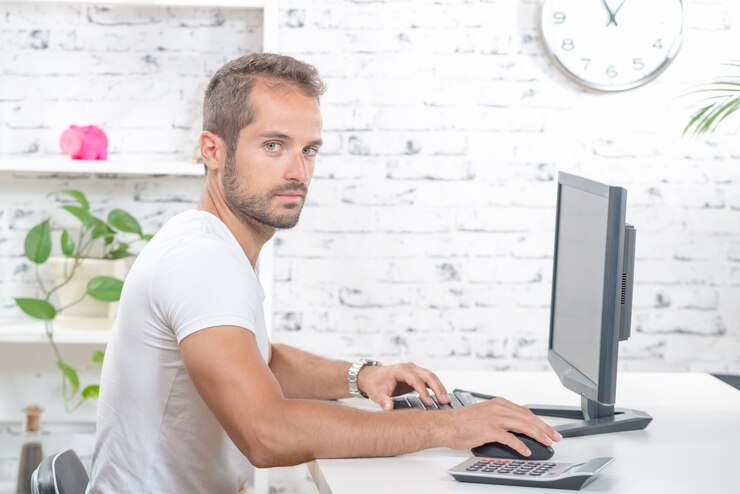 Foto joven ejecutivo trabajando con su computadora