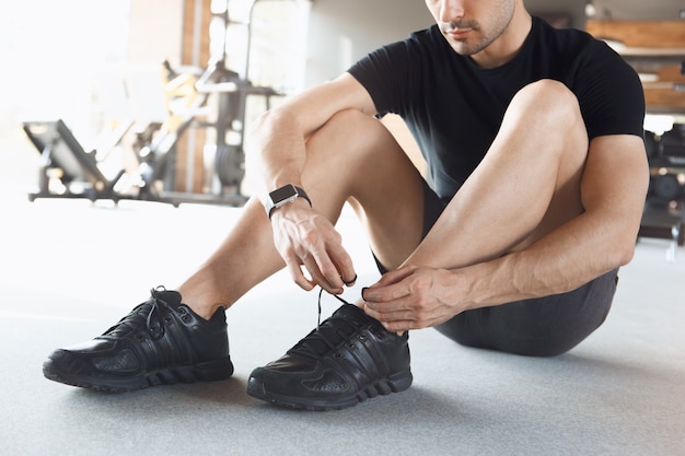 Joven ejercicio en el estilo de vida saludable de gimnasio