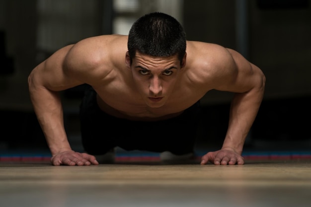 joven, ejercitar, push ups