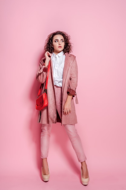 Joven elegante con un abrigo rosa de moda