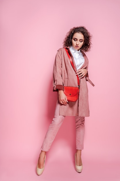 Joven elegante con un abrigo rosa de moda