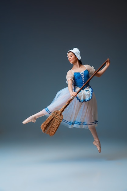 Joven y elegante bailarina de ballet como personaje de cuento de hadas de Cenicienta