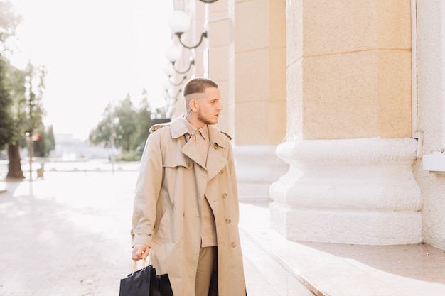 Foto un joven elegante con bolsas después de una exitosa compra en el black friday