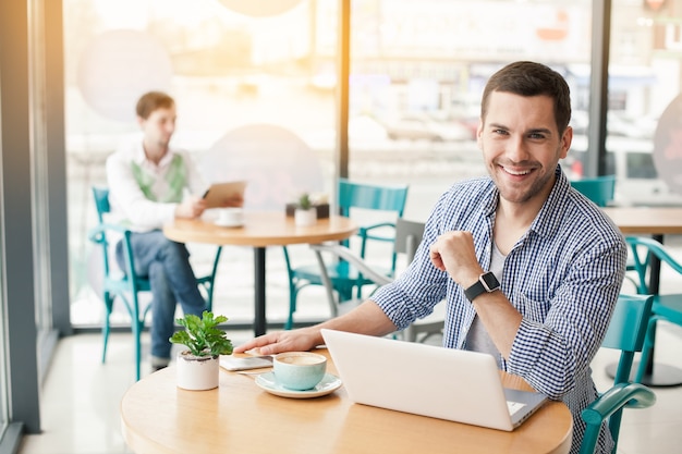 Joven elegante en café