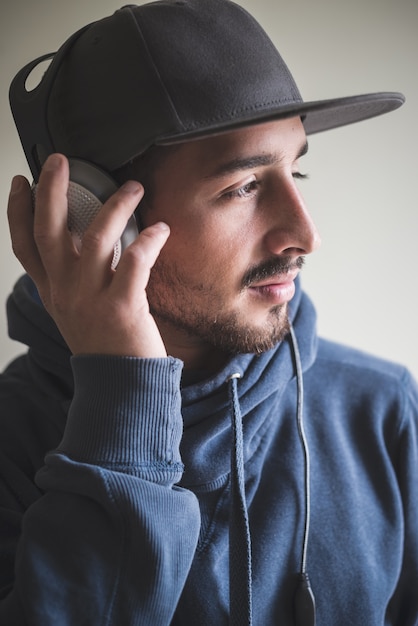 joven elegante escuchando música