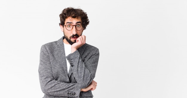 joven elegante en estado de shock e incredulidad