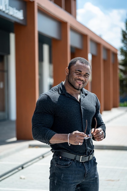 Joven elegante con estilo de vida Retrato de hombre guapo con camisa y sombrero