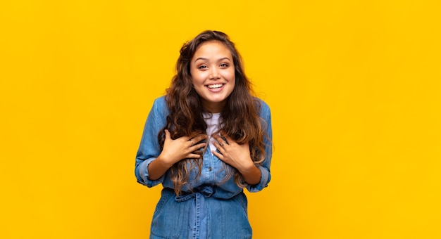 joven y elegante mujer bonita sobre fondo amarillo