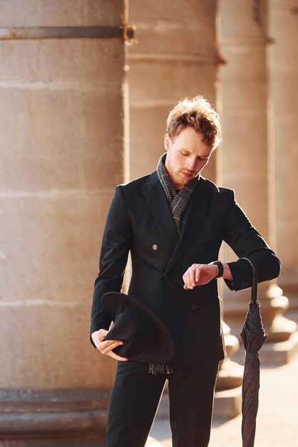 Un joven elegante con ropa elegante y formal al aire libre en la ciudad