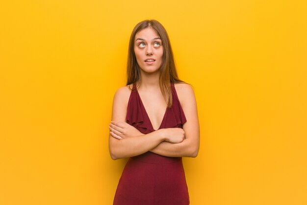 Joven elegante con un vestido cansado y aburrido