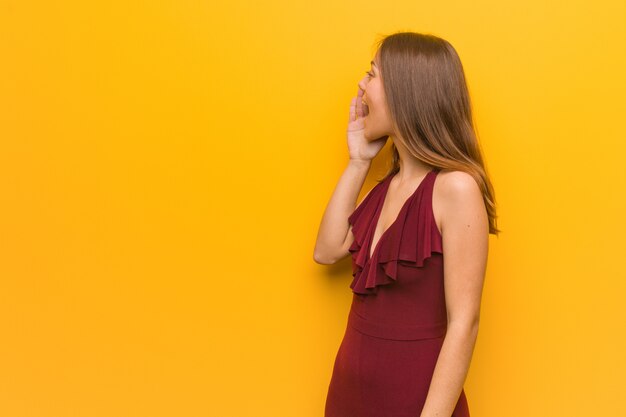 Joven elegante con un vestido susurrando matices de chismes