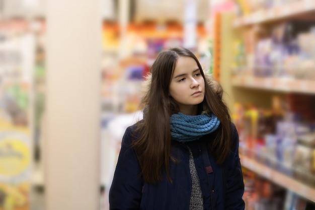 Joven elige productos en un supermercado