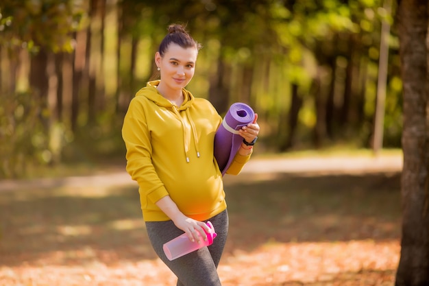 joven embarazada se dedica a deportes al aire libre