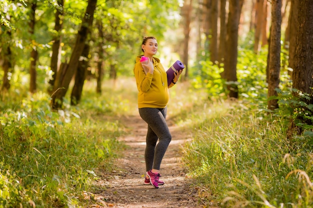 joven embarazada se dedica a deportes al aire libre