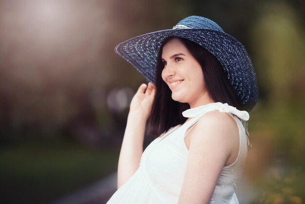 Joven embarazada en un día de verano en el parque Mamá esperando el nacimiento del bebé