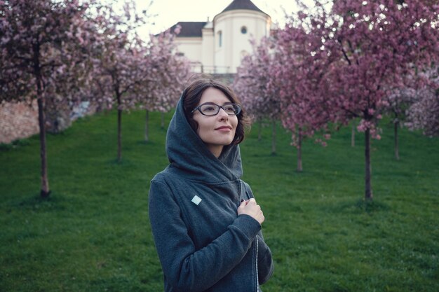 Una joven embarazada en un jardín del sakur en el corazón de Varsovia.