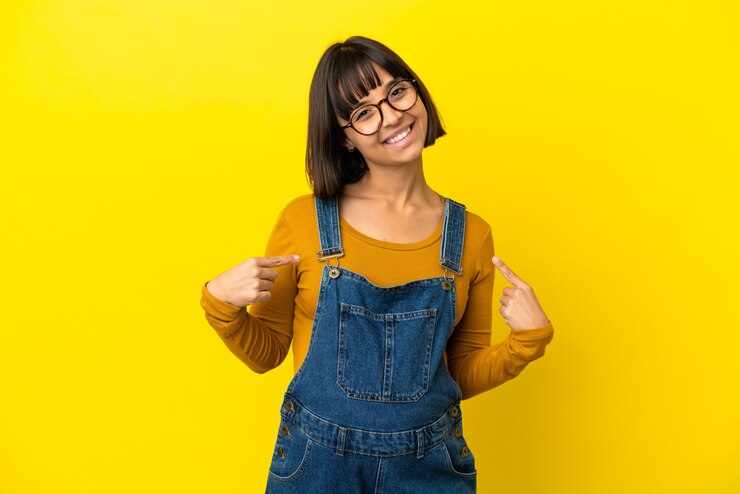 Foto joven embarazada sobre fondo amarillo aislado orgulloso y satisfecho de sí mismo