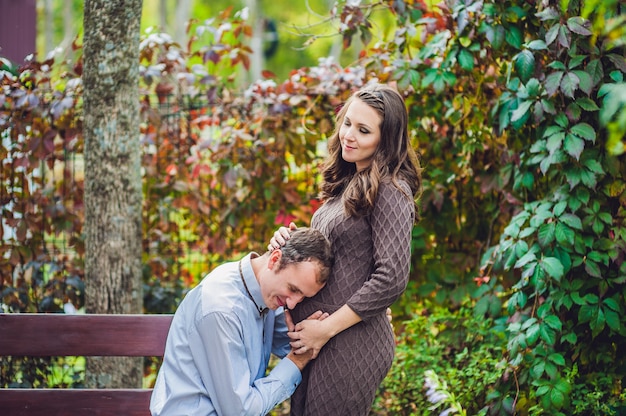 Una joven embarazada y su esposo.