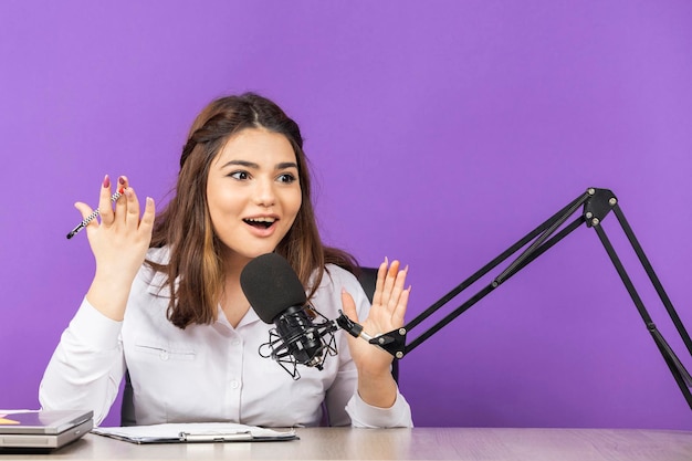 Joven emocionada y hablando con el micrófono Foto de alta calidad