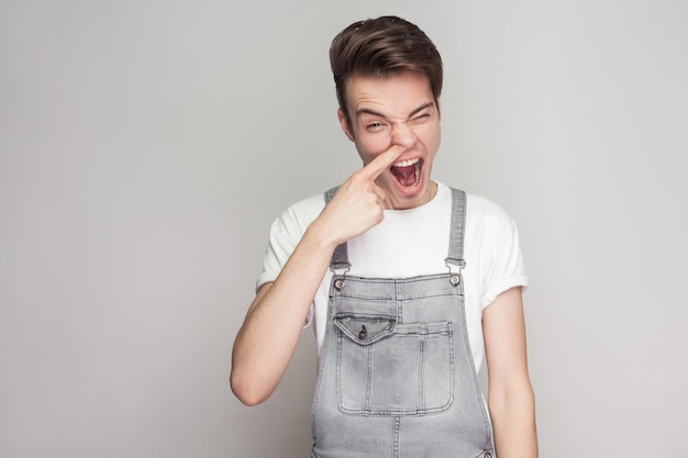 Joven emocional sobre fondo gris