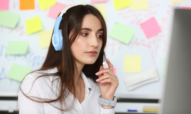 Joven empleada hermosa del call center