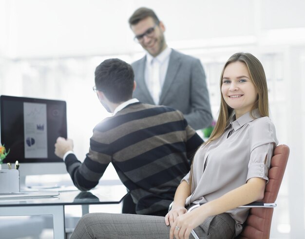 Joven empleado de la empresa en el fondo del equipo de negocios