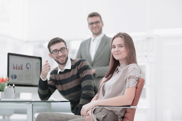 Joven empleado de la empresa en el fondo del equipo de negocios