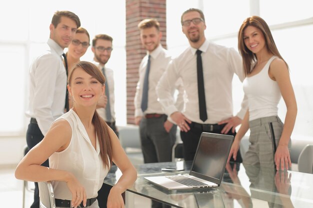 Joven empleado y equipo de negocios en el lugar de trabajo el concepto de trabajo en equipo