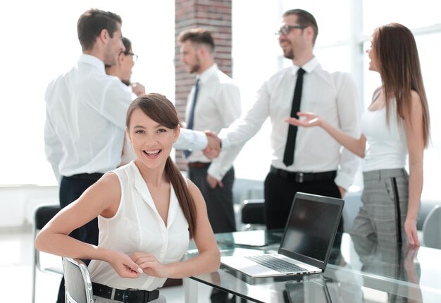 Joven empleado en el fondo de la oficina el concepto de cooperación