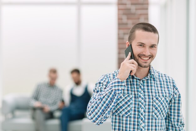 joven empleado de pie en la oficina