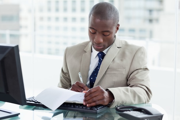 Joven emprendedor firmando un documento