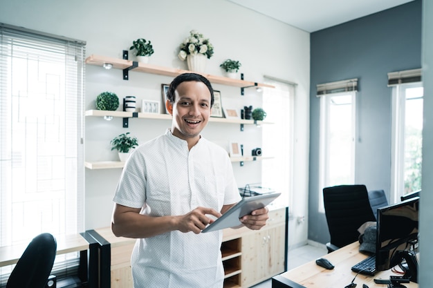 Un joven emprendedor en la oficina