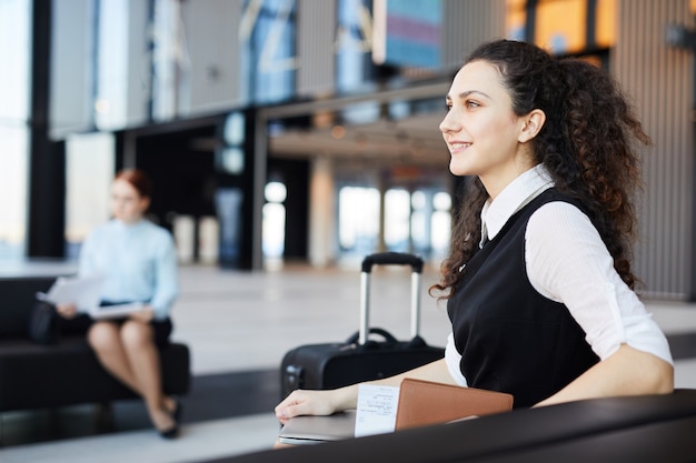 Joven empresaria en el aeropuerto