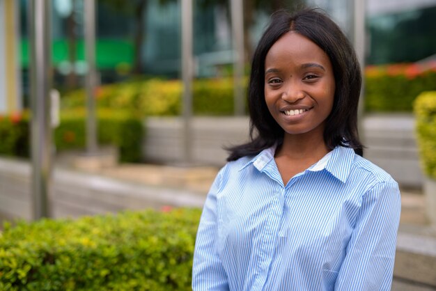 Joven empresaria africana hermosa zulú relajarse afuera