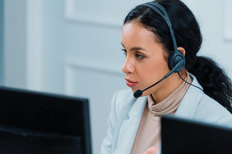 Foto joven empresaria afroamericana con auriculares trabajando en la oficina para apoyar a un cliente o colega crucial y remoto el agente de atención al cliente de telemercadeo del centro de llamadas brinda servicio en videollamada