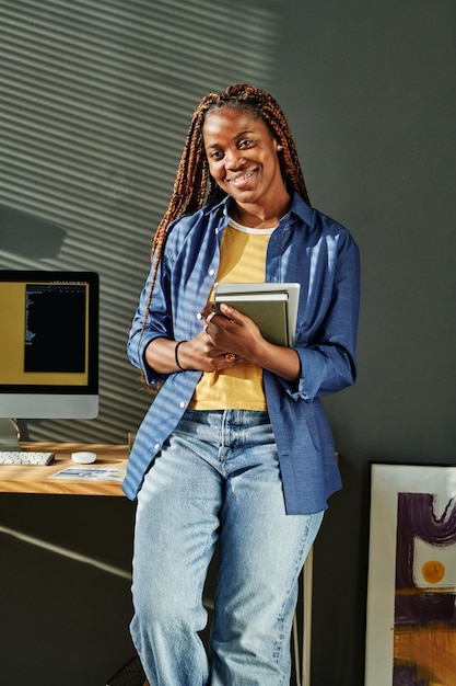 Joven empresaria afroamericana en ropa informal azul