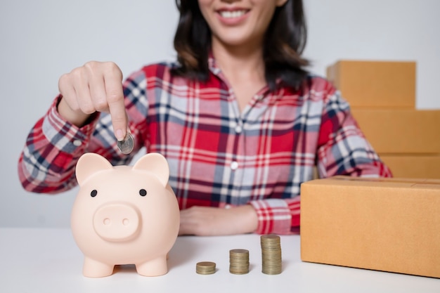 Foto una joven empresaria asiática está ahorrando dinero con las ventas en línea